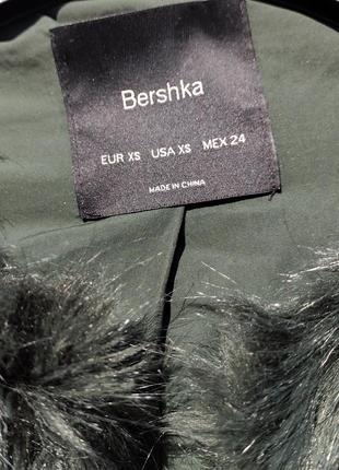 Тёмно зелёная короткая пушистая шубка bershka10 фото