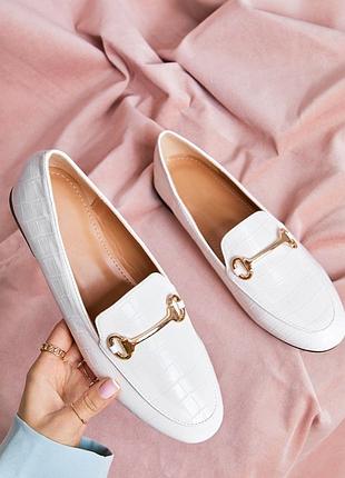 Білі мокасини