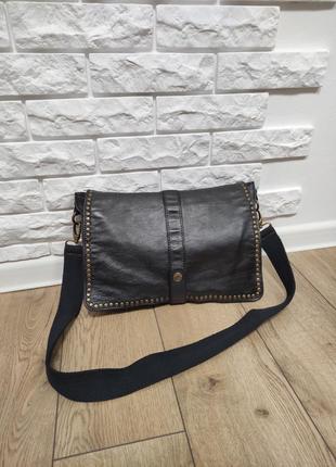 Женская кожаная итальянская сумка с заклепками черная средняя1 фото