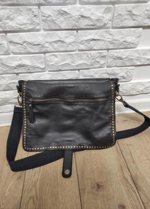 Женская кожаная итальянская сумка с заклепками черная средняя5 фото