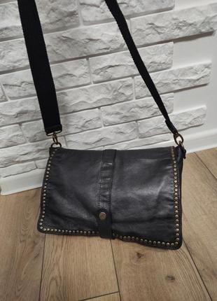 Женская кожаная итальянская сумка с заклепками черная средняя3 фото