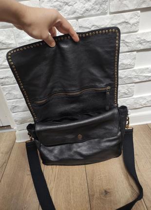 Женская кожаная итальянская сумка с заклепками черная средняя9 фото