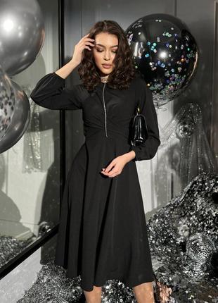 Стильная миди-платье с цельнокроенными завязками на талии.