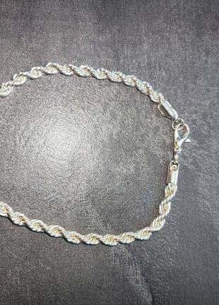 Плетеный браслет серебряного цвета