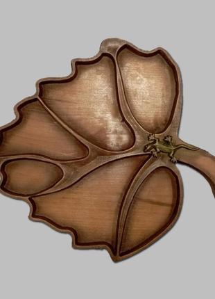 Менажница деревянная резная листок с ящерицей  размер 33 х 27 см.5 фото