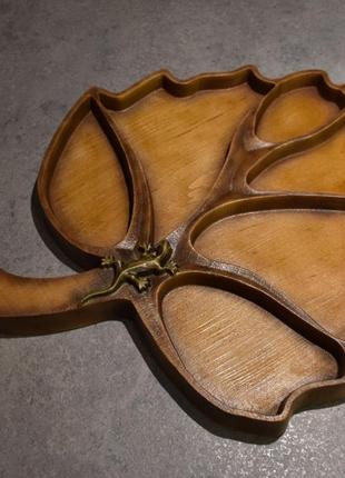 Менажница деревянная резная листок с ящерицей  размер 33 х 27 см.1 фото