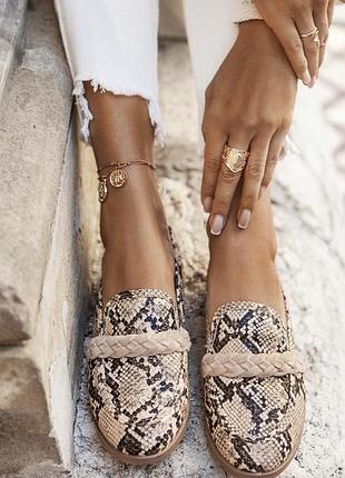 Бежеві зміїні мокасини