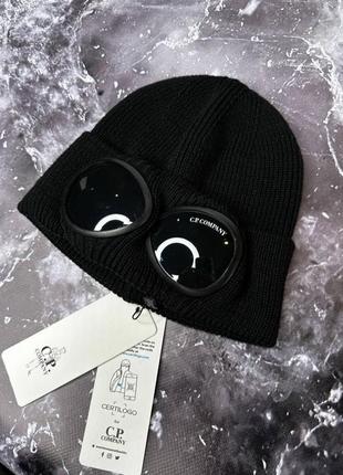 Шапка c.p. company чорна з великим чорним логотипом gu019