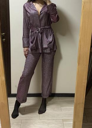 Блестящий фиолетовый костюм