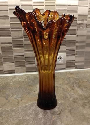 Ваза резиновое стекло янтарный (темно-коричневый) цвет. винтаж высота – 36,5 см.