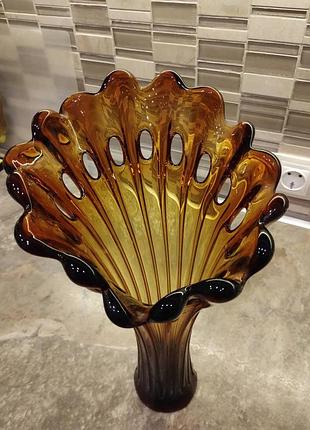 Ваза резиновое стекло янтарный (темно-коричневый) цвет. винтаж высота – 36,5 см.