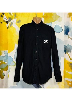 Стильная черная хлопковая рубашка topman с термотрансферной наклейкой на кармане chanel