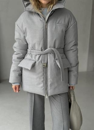 Куртка-пуховик серого цвета под пояс