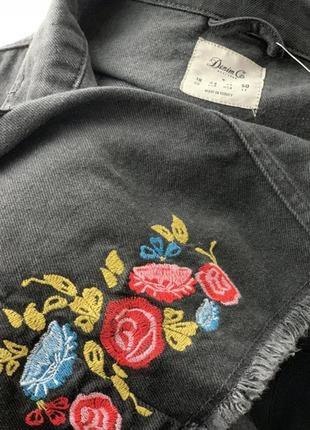 Укороченая джинсовая курточка с вышевкой denim co 42-444 фото