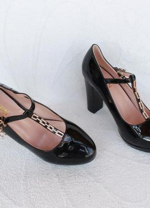 Черные туфли 40 размера на устойчивом каблуке