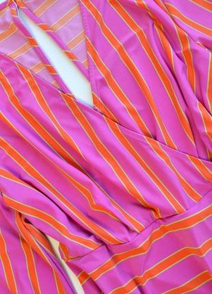 Асимметричное контрастное платье миди в полоску6 фото