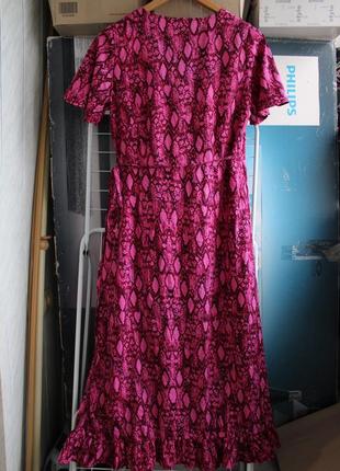Яркое платье-миди со змеиным принтом "на запах"8 фото