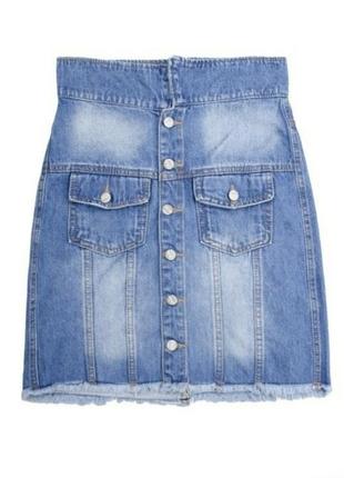 Коротка джинсова міні-спідниця на гудзиках спереду з кишенями