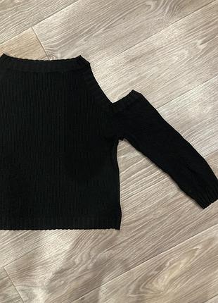 Светр з відкритими плечами