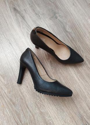 Кожаные польские туфли черного цвета