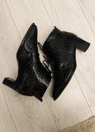 Чорні шкіряні лакові чобітки ботильйони на шнурівці, квадратний носок1 фото