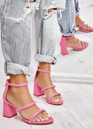 Рожеві босоніжки