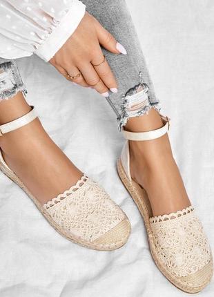 Білі еспадрильі