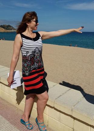 Трикотажное платье в стильную полоску с орнаментом, размер m-l