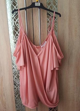 Пудровая блуза на запах с открытыми плечами