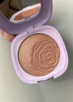 Шикарные сияющие румяна kiko milano blossoming beauty1 фото