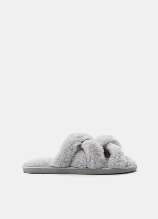 Мягкие домашние тапочки.