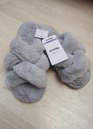 Мягкие домашние тапочки.