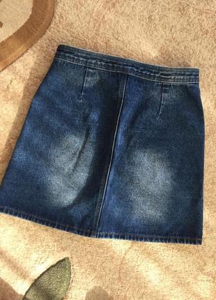 Mini джинсова юбочка з вишивкою та потертостями,розмір с,італія5 фото