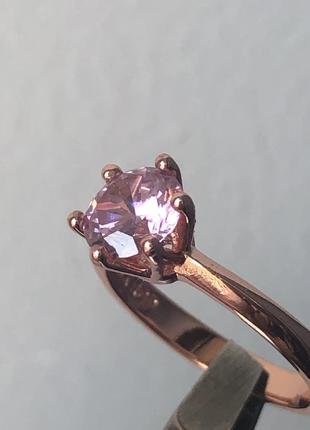 Кольцо серебро с лабораторным сапфиром розовым метал покрыт розовым золотом 18 карат1 фото