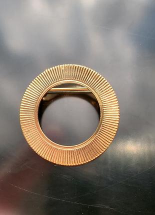 Золотиста вінтажна брошка з америки