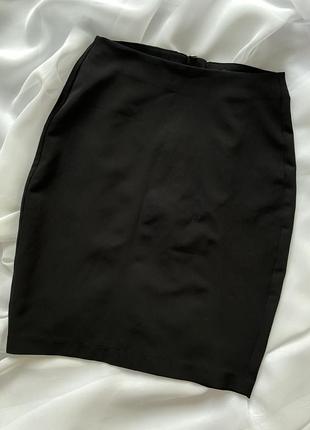 Черная классическая юбка с замочком сзади