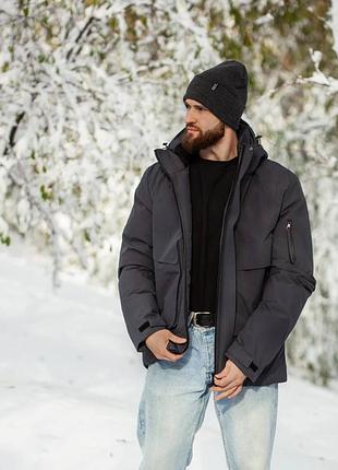 Куртка мужская в спортивном стиле на молнии и кнопках с капюшоном накладные карманы рукав с хлястиком на липучке ткань плащевка холофайбер 300 подклад
