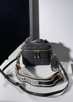 Молодежная сумка шкатулка бочонок christian dior на плече стильная модель диор натуральная кожа3 фото