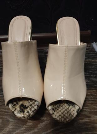 Шлёпкие на платформе лакированные в молочном цвете