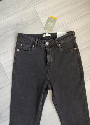 Темно-серые джинсы с высокой талией и разрезами снизу (м)3 фото