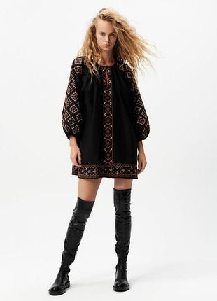 Чорна вишита сукня