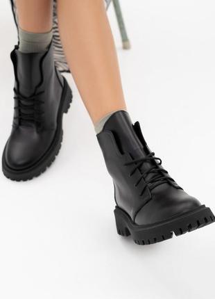 Черные кожаные ботинки на байке