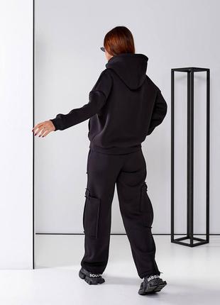 Костюм спортивный женский теплый на флисе оверсайз худи с капишоном с карманом с принтом штаны карго с карманами на высокой посадке бежевый черный5 фото