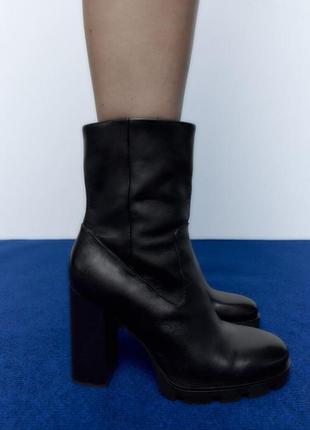Шкіряні ботильйони zara на високих підборах, чорного кольору