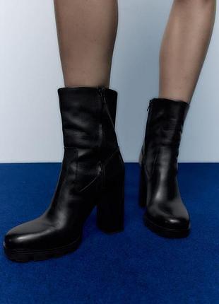 Шкіряні ботильйони zara на високих підборах, чорного кольору