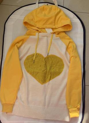 Яркий свитшот желтого цвета с капюшоном и элегантным сердцем из страз- ваш идеальный выбор для стиля5 фото