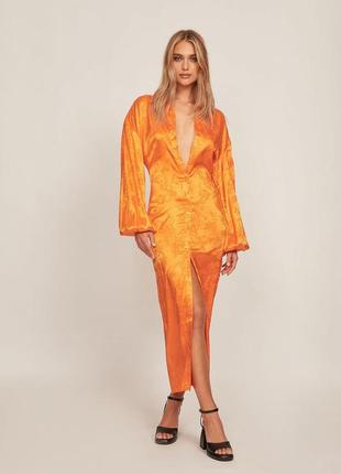 Длинное оранжевое платье рубашка na-kd жаккардовый сатин2 фото