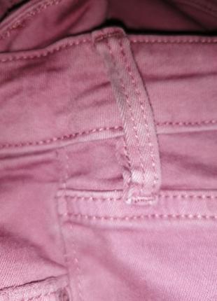 Чудові рожеві джинси з необробленими краями8 фото