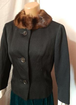 Винтажное короткое женское пальто с норковым воротничком1 фото