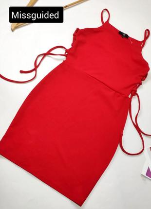 Платье мини женский футляр красного цвета на бретелях с шнуровкой по бокам от бренда missguided s m